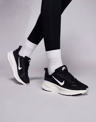 NIKE VOMERO 18 Negro Leche de coco
