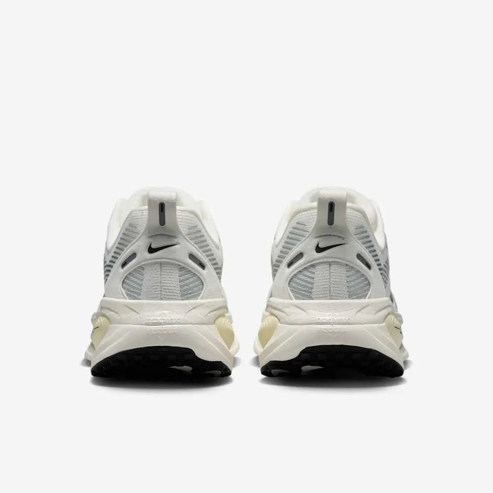 NIKE VOMERO 18 Blanco Leche de coco