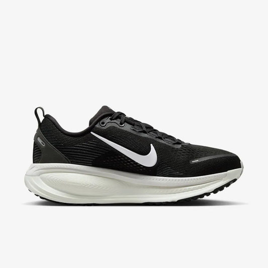 NIKE VOMERO 18 Negro Leche de coco