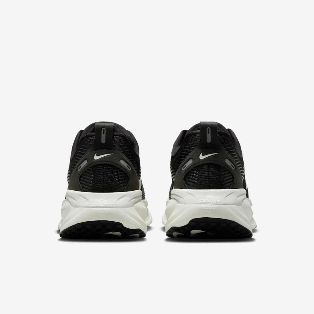 NIKE VOMERO 18 Negro Leche de coco