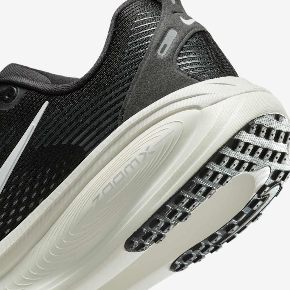 NIKE VOMERO 18 Negro Leche de coco