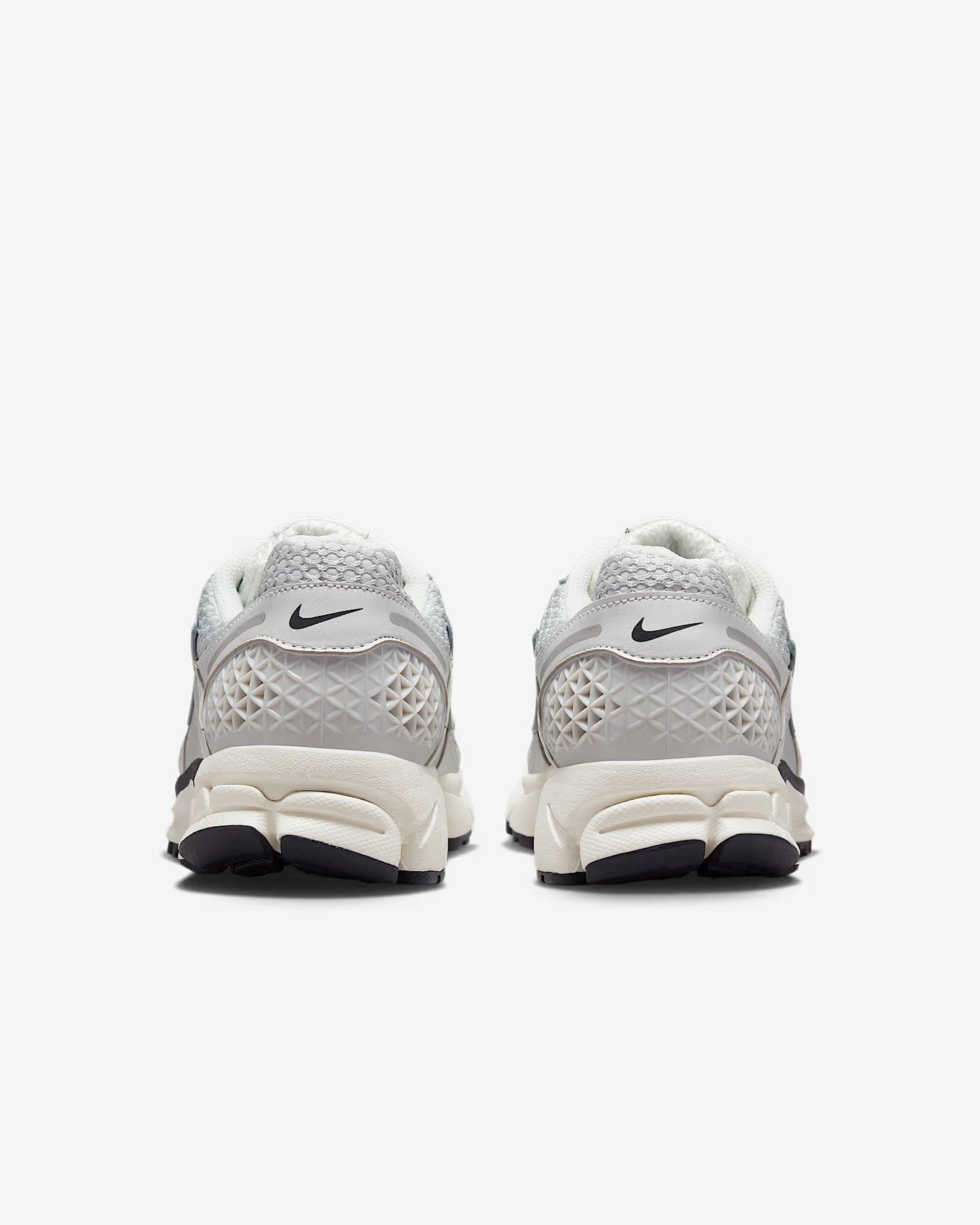 NIKE ZOOM VOMERO 5 Plateado