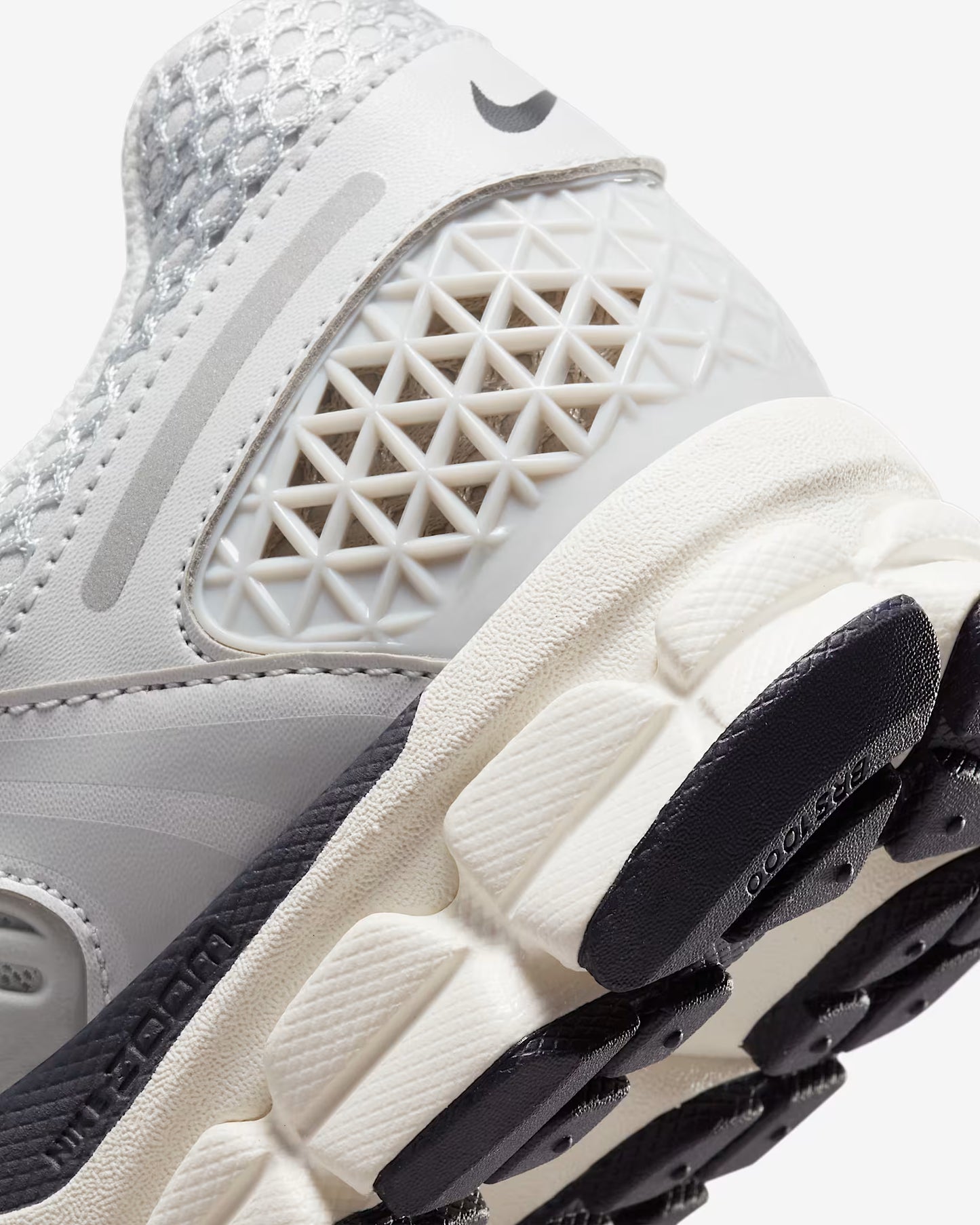 NIKE ZOOM VOMERO 5 Plateado
