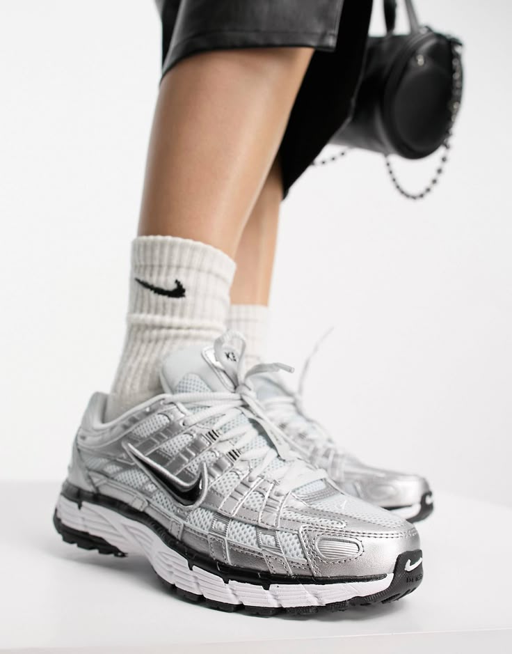 NIKE P6000 Plateada