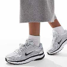NIKE P6000 Plateada