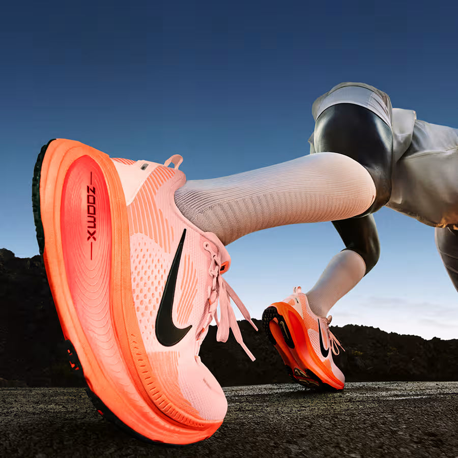 NIKE VOMERO 18 Naranja láser