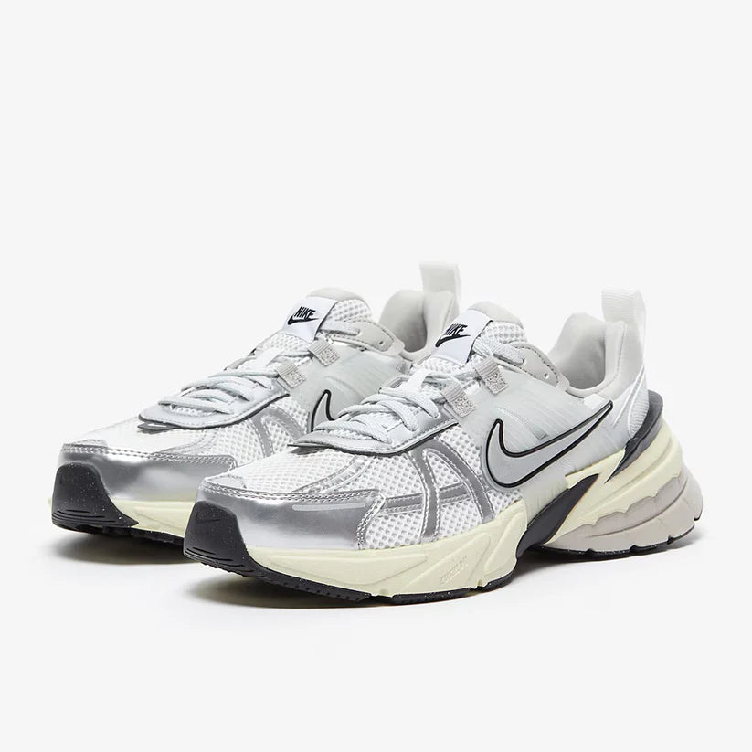 NIKE V2K RUN PLATEADO