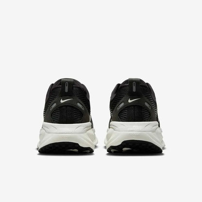 NIKE VOMERO 18 Negro Leche de coco
