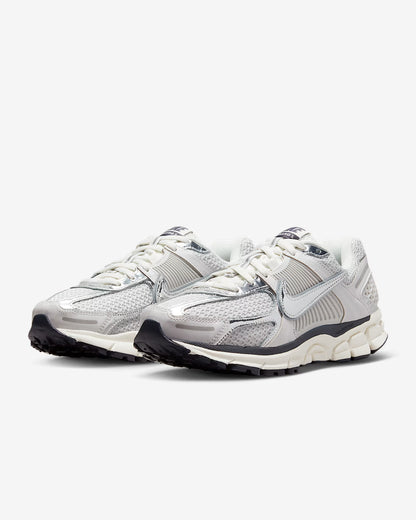 NIKE ZOOM VOMERO 5 Plateado