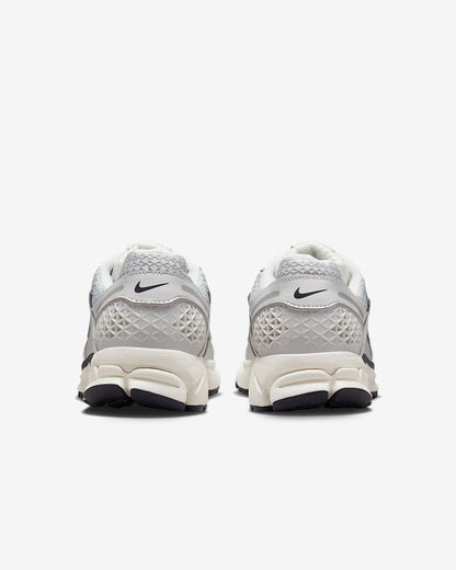 NIKE ZOOM VOMERO 5 Plateado