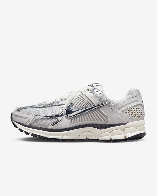NIKE ZOOM VOMERO 5 Plateado
